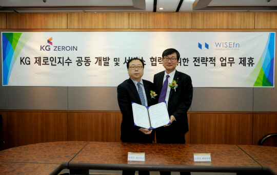 이철순(왼쪽) 와이즈에프엔 대표이사와 김병철 KG제로인 대표이사가 22일 업무 제휴 계약 체결 후 기념촬영을 하고 있는 모습.